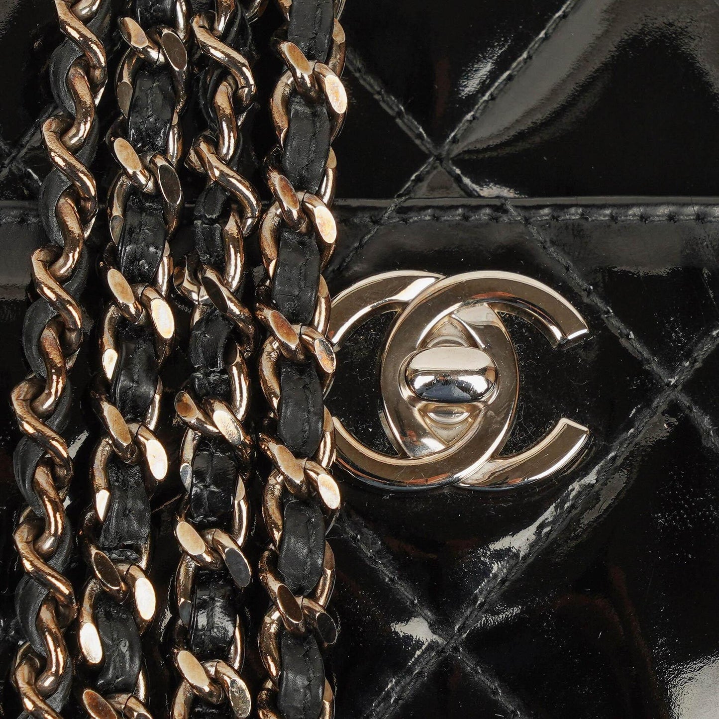 Chanel kleine Tote Tasche aus schwarzem gestepptem Lackleder mit CC-Fronttasche