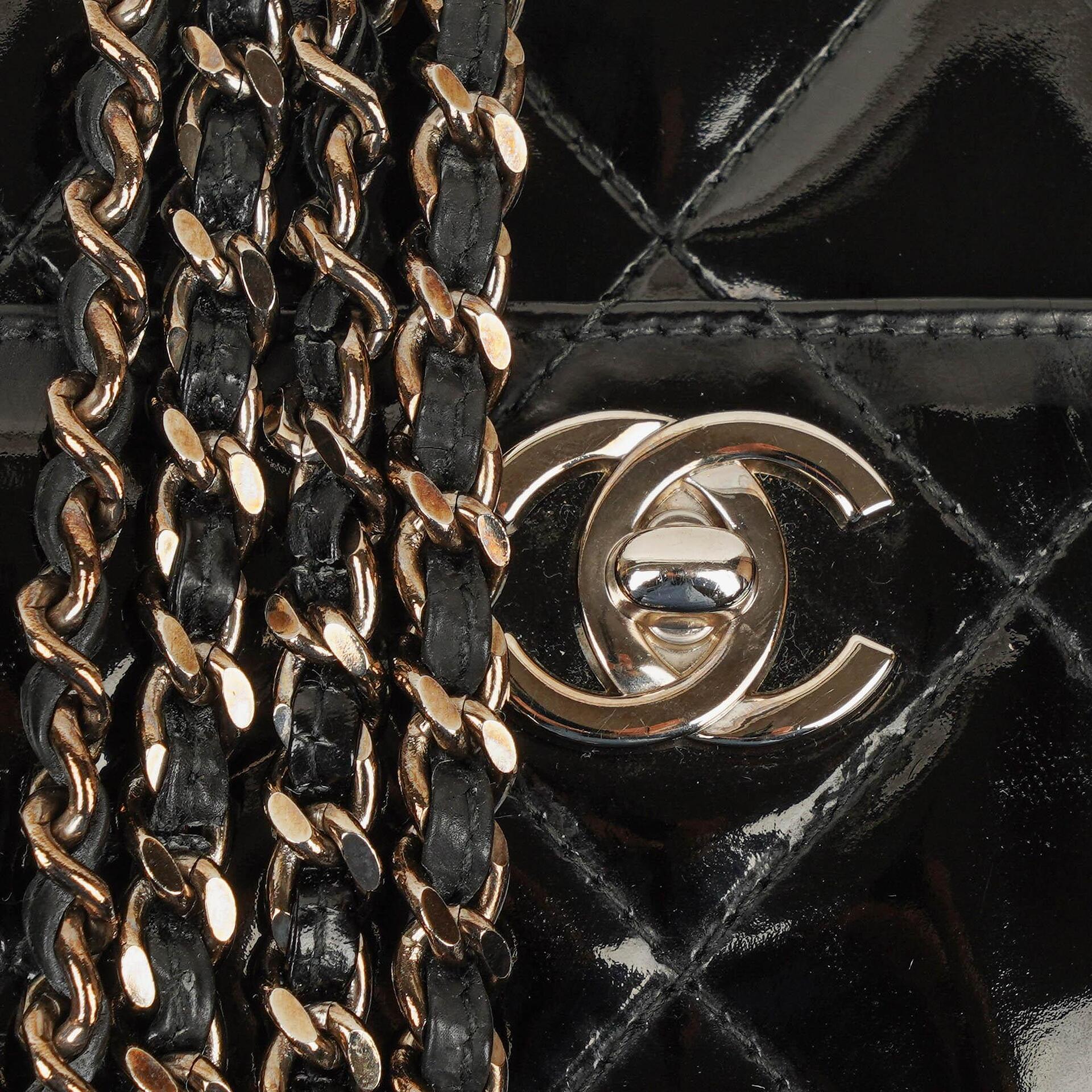 Chanel kleine Tote Tasche aus schwarzem gestepptem Lackleder mit CC-Fronttasche