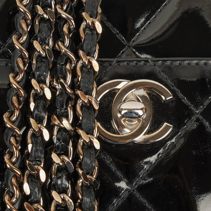 Chanel kleine Tote Tasche aus schwarzem gestepptem Lackleder mit CC-Fronttasche