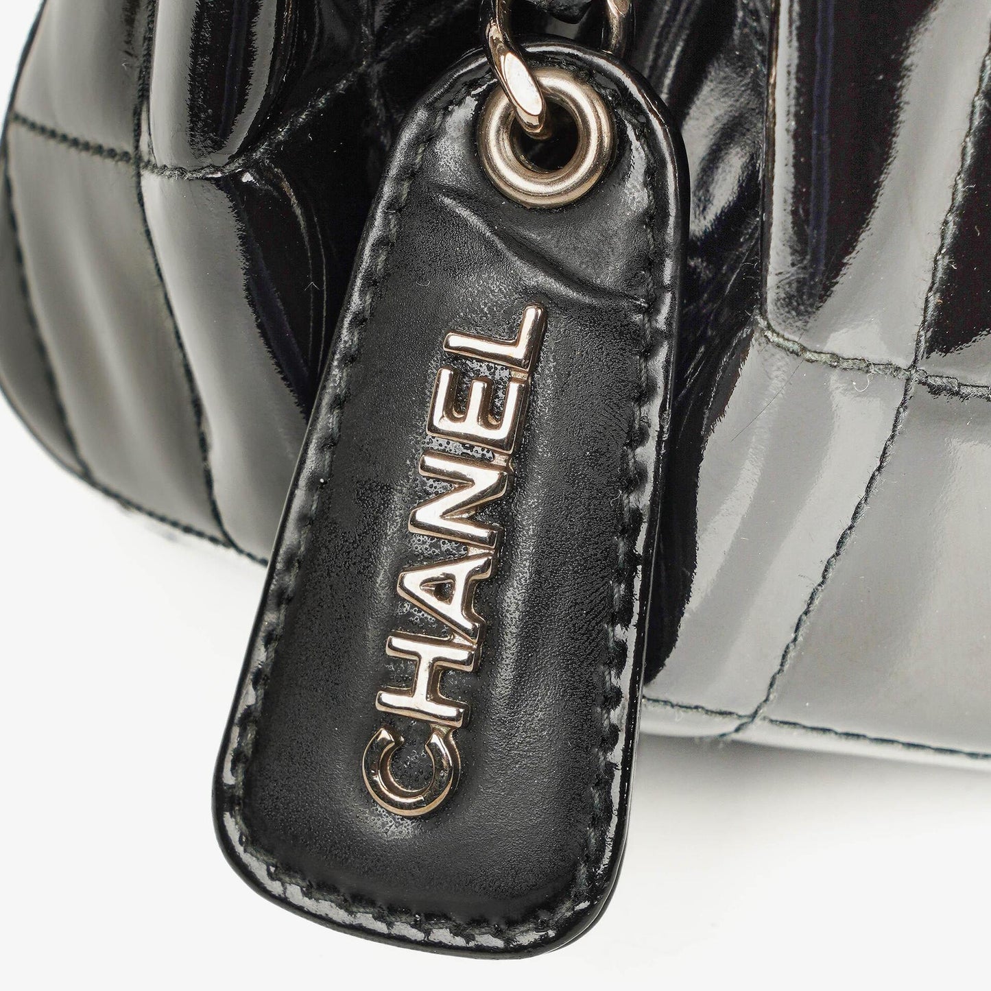 Chanel kleine Tote Tasche aus schwarzem gestepptem Lackleder mit CC-Fronttasche