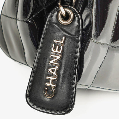 Chanel kleine Tote Tasche aus schwarzem gestepptem Lackleder mit CC-Fronttasche