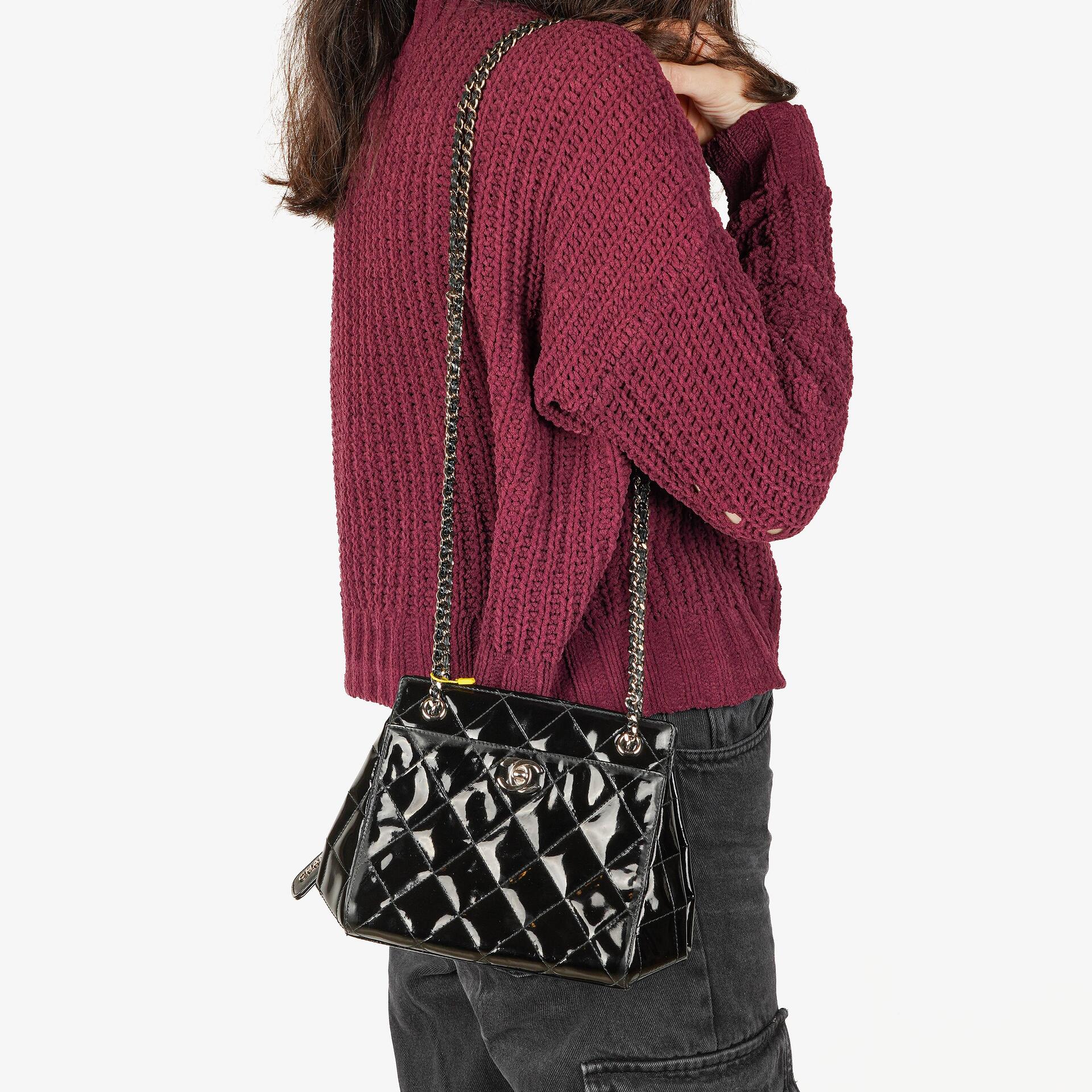 Chanel kleine Tote Tasche aus schwarzem gestepptem Lackleder mit CC-Fronttasche