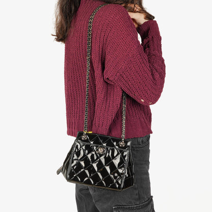 Chanel kleine Tote Tasche aus schwarzem gestepptem Lackleder mit CC-Fronttasche