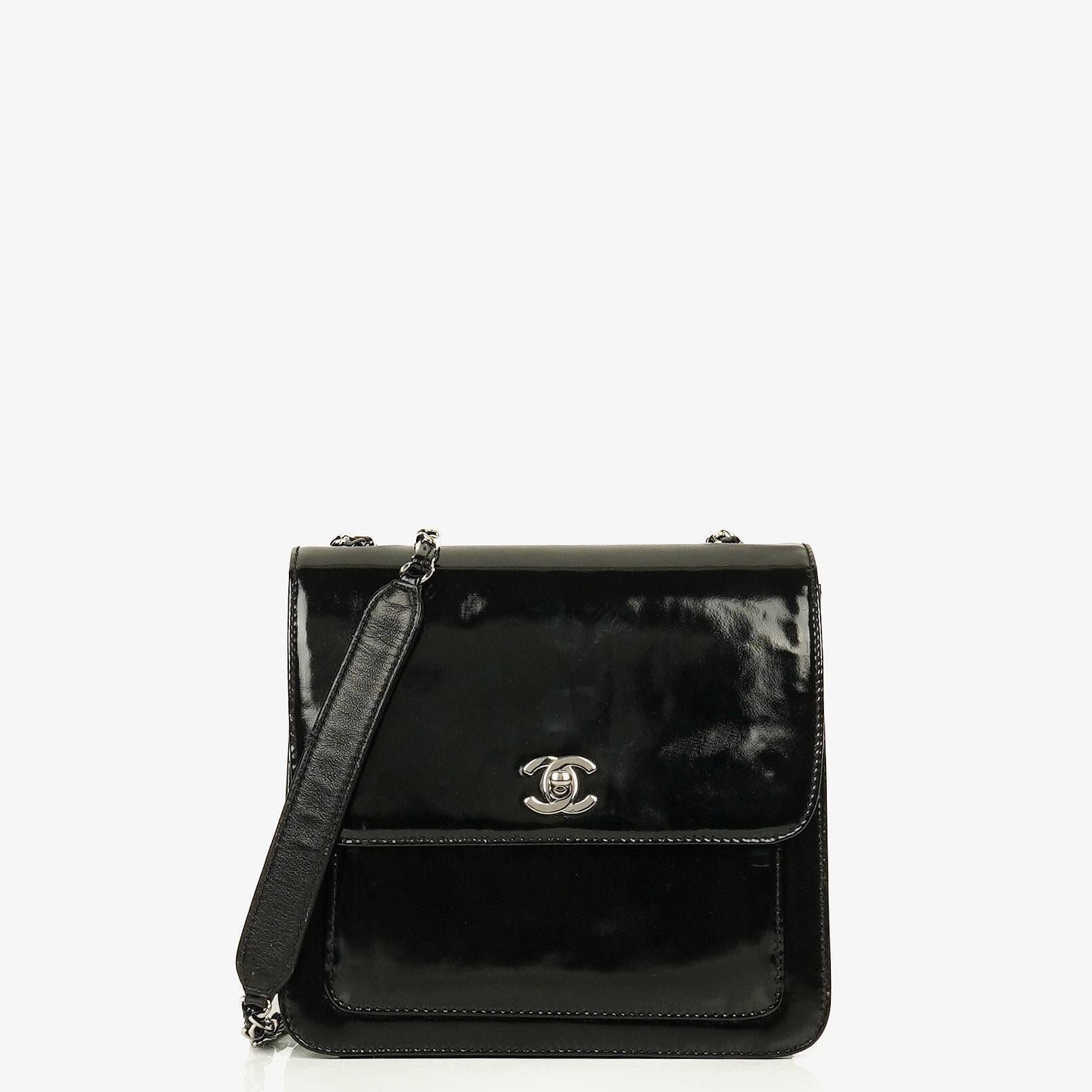 Chanel CC Square Flap Bag aus schwarzem Lackleder
