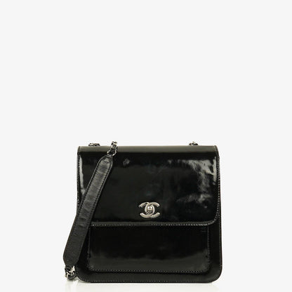 Chanel CC Square Flap Bag aus schwarzem Lackleder