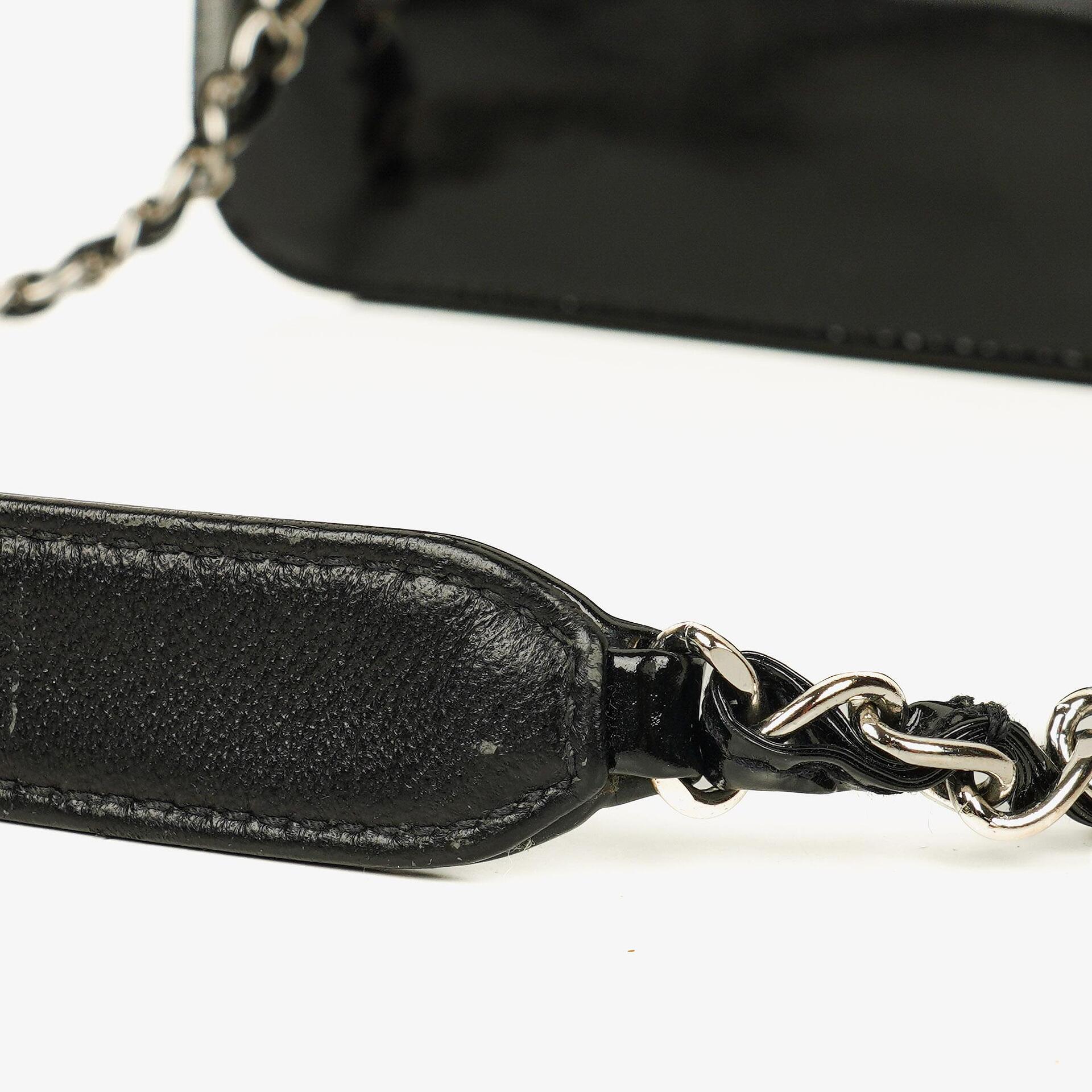 Chanel CC Square Flap Bag aus schwarzem Lackleder