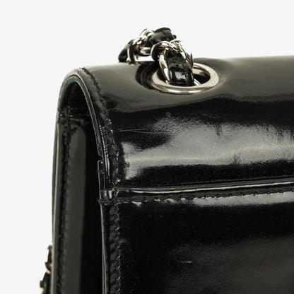 Chanel CC Square Flap Bag aus schwarzem Lackleder