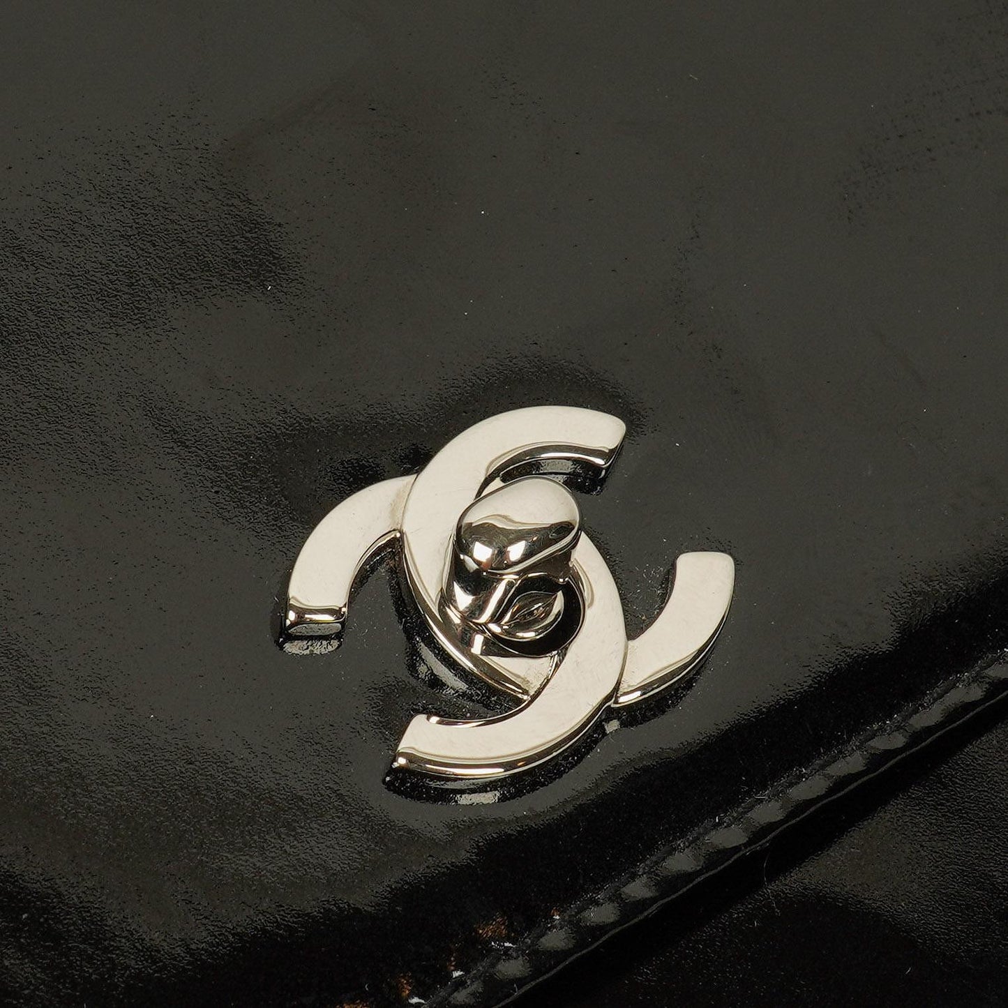 Chanel CC Square Flap Bag aus schwarzem Lackleder