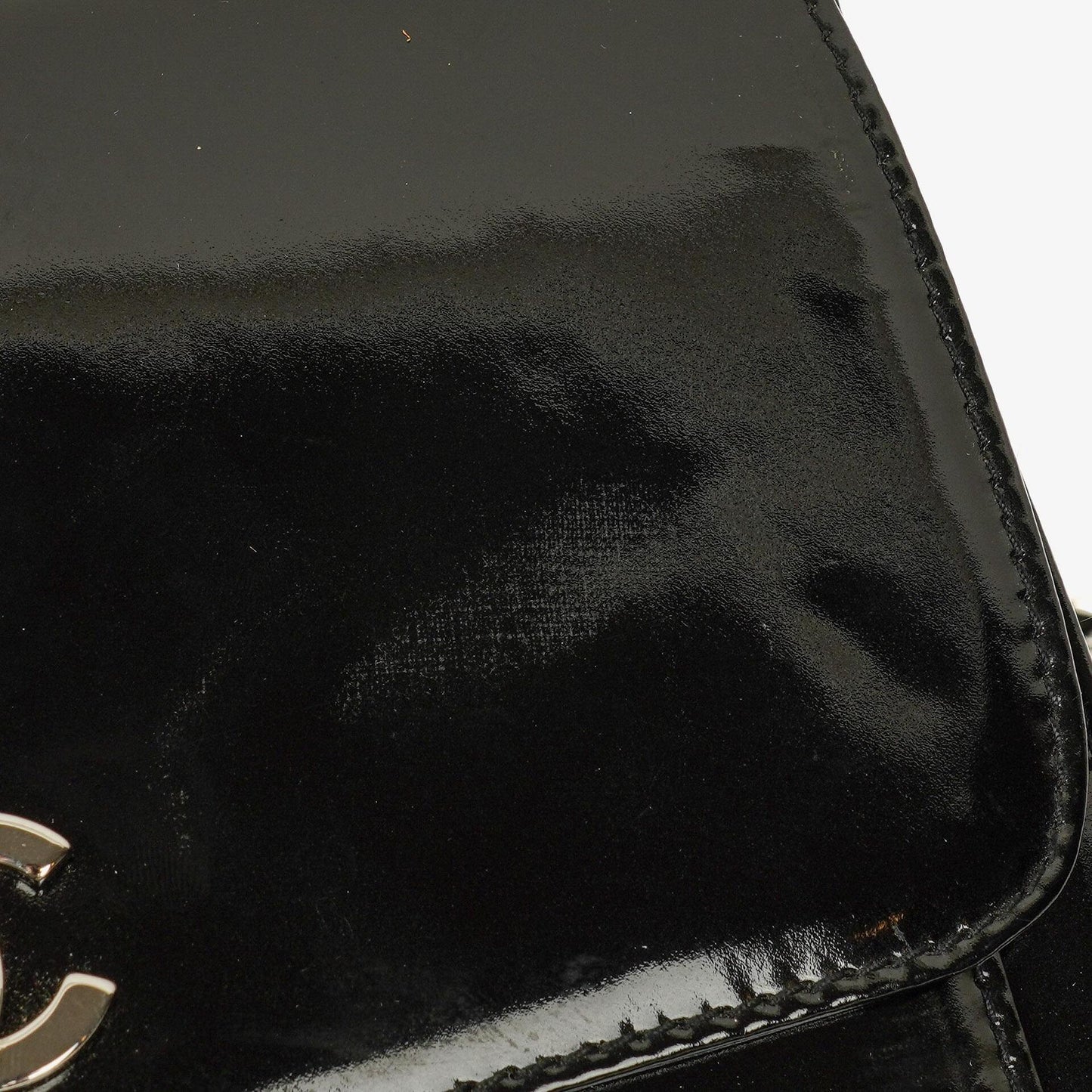 Chanel CC Square Flap Bag aus schwarzem Lackleder