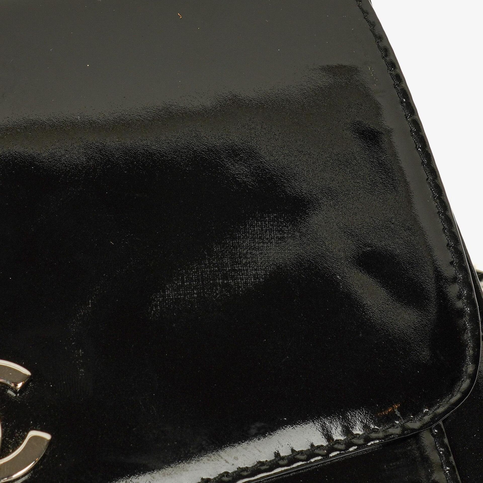 Chanel CC Square Flap Bag aus schwarzem Lackleder