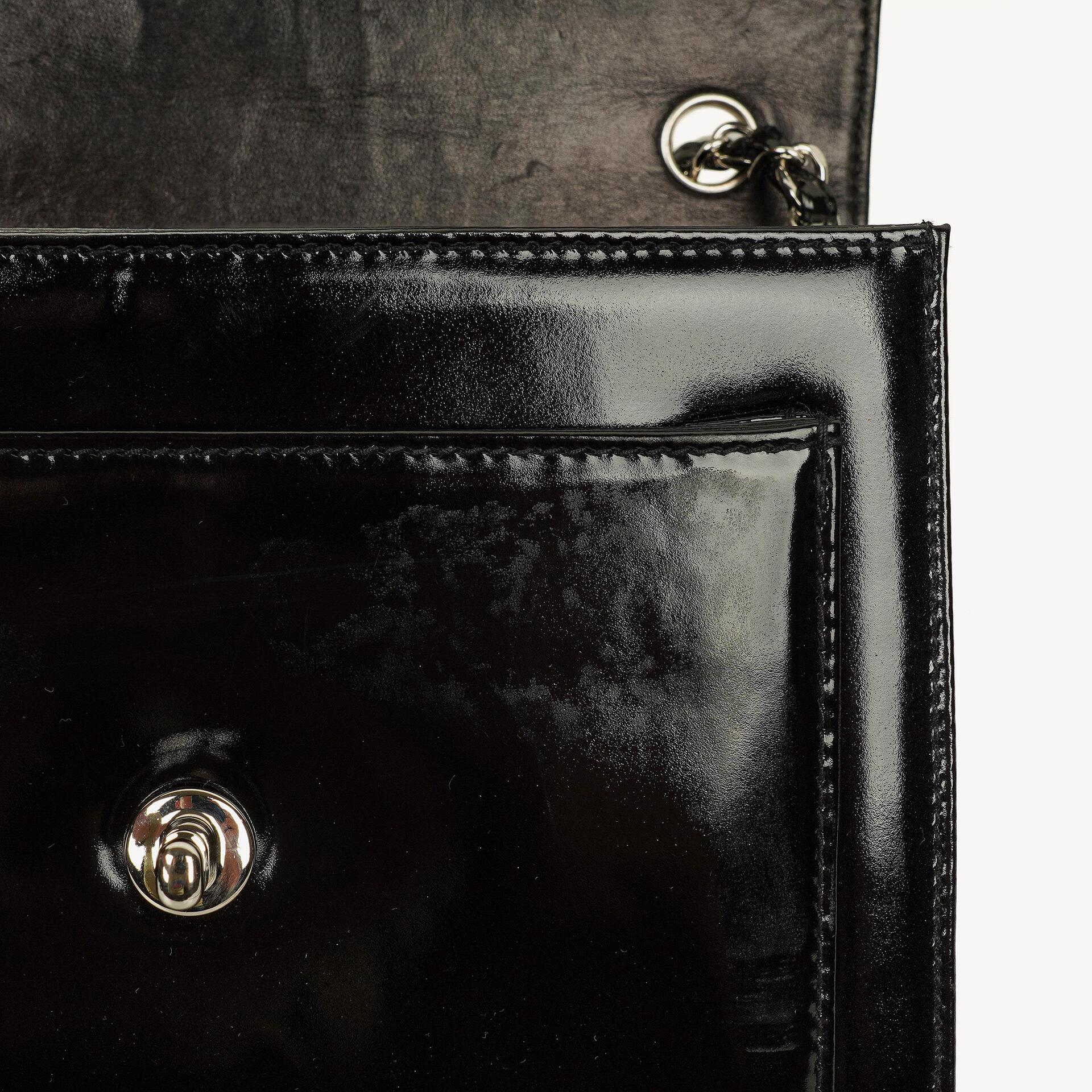 Chanel CC Square Flap Bag aus schwarzem Lackleder