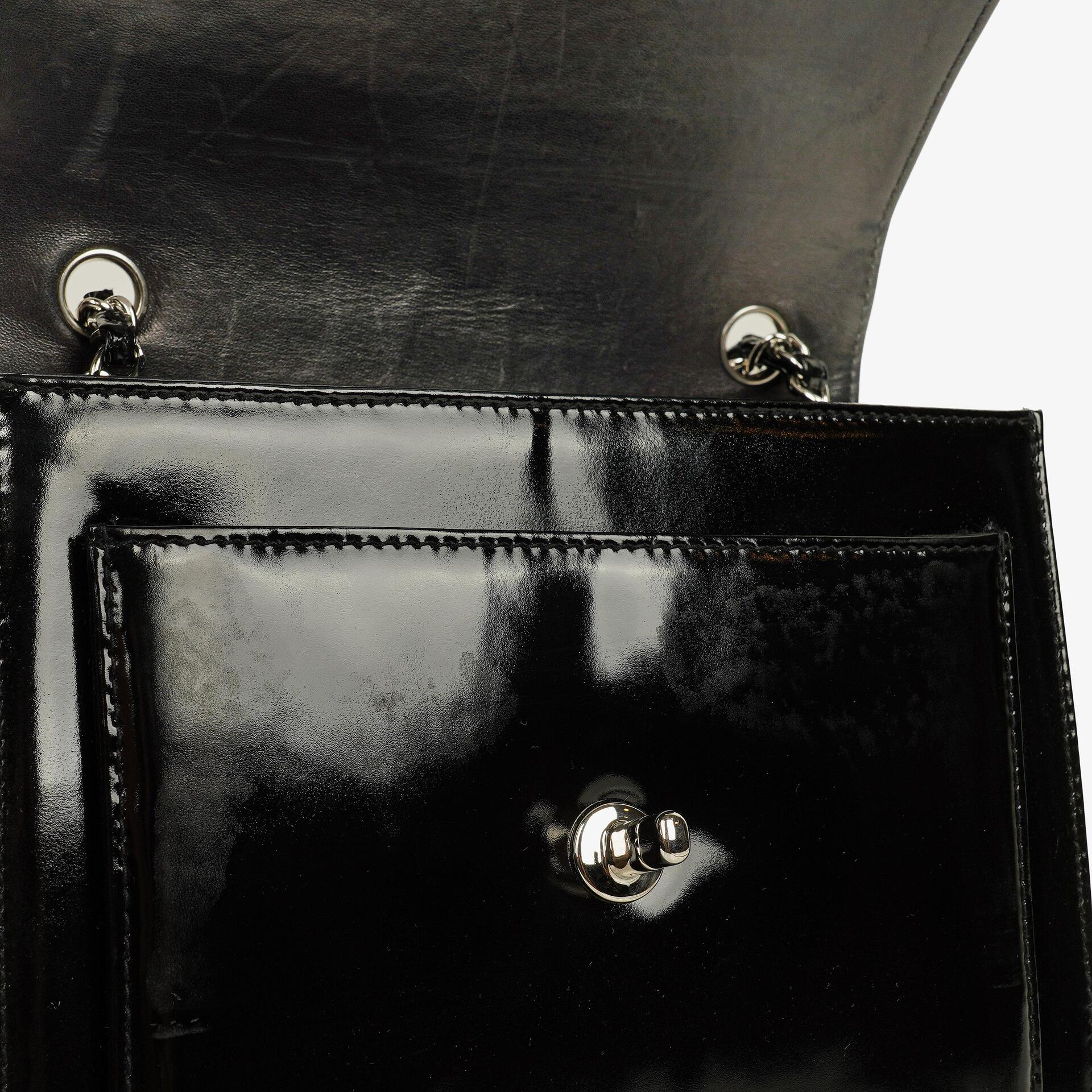 Chanel CC Square Flap Bag aus schwarzem Lackleder