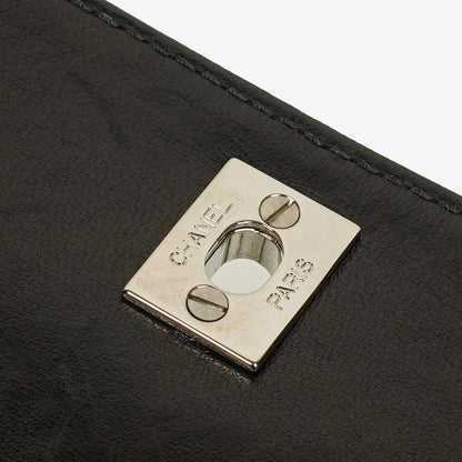 Chanel CC Square Flap Bag aus schwarzem Lackleder