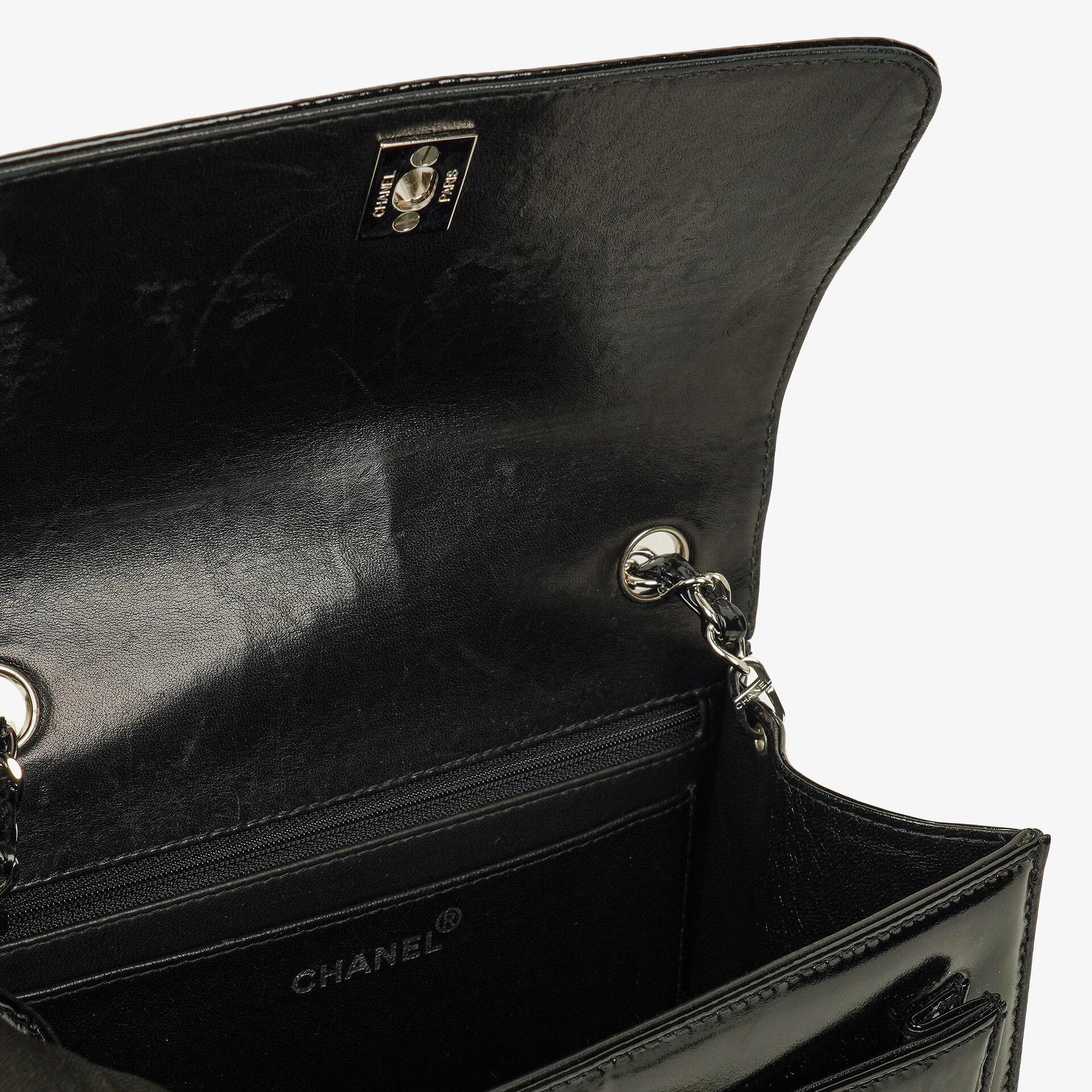 Chanel CC Square Flap Bag aus schwarzem Lackleder