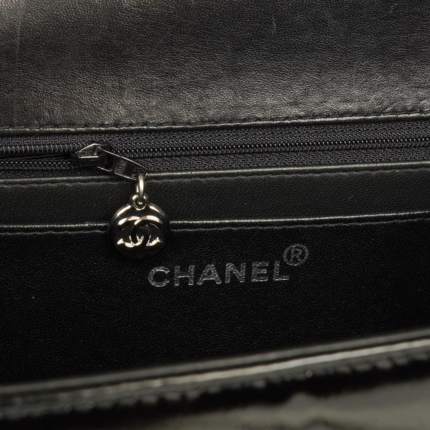Chanel CC Square Flap Bag aus schwarzem Lackleder
