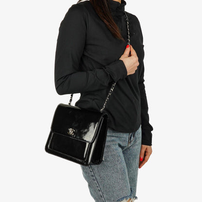 Chanel CC Square Flap Bag aus schwarzem Lackleder