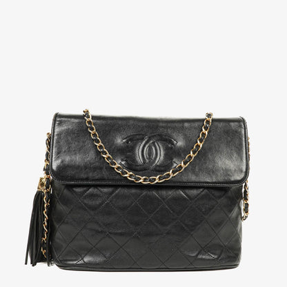 Chanel CC Schultertasche aus gestepptem schwarzem Leder mit Quaste