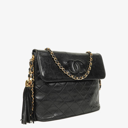 Chanel CC Schultertasche aus gestepptem schwarzem Leder mit Quaste