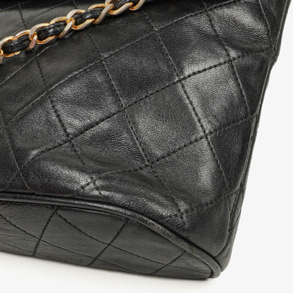 Chanel CC Schultertasche aus gestepptem schwarzem Leder mit Quaste