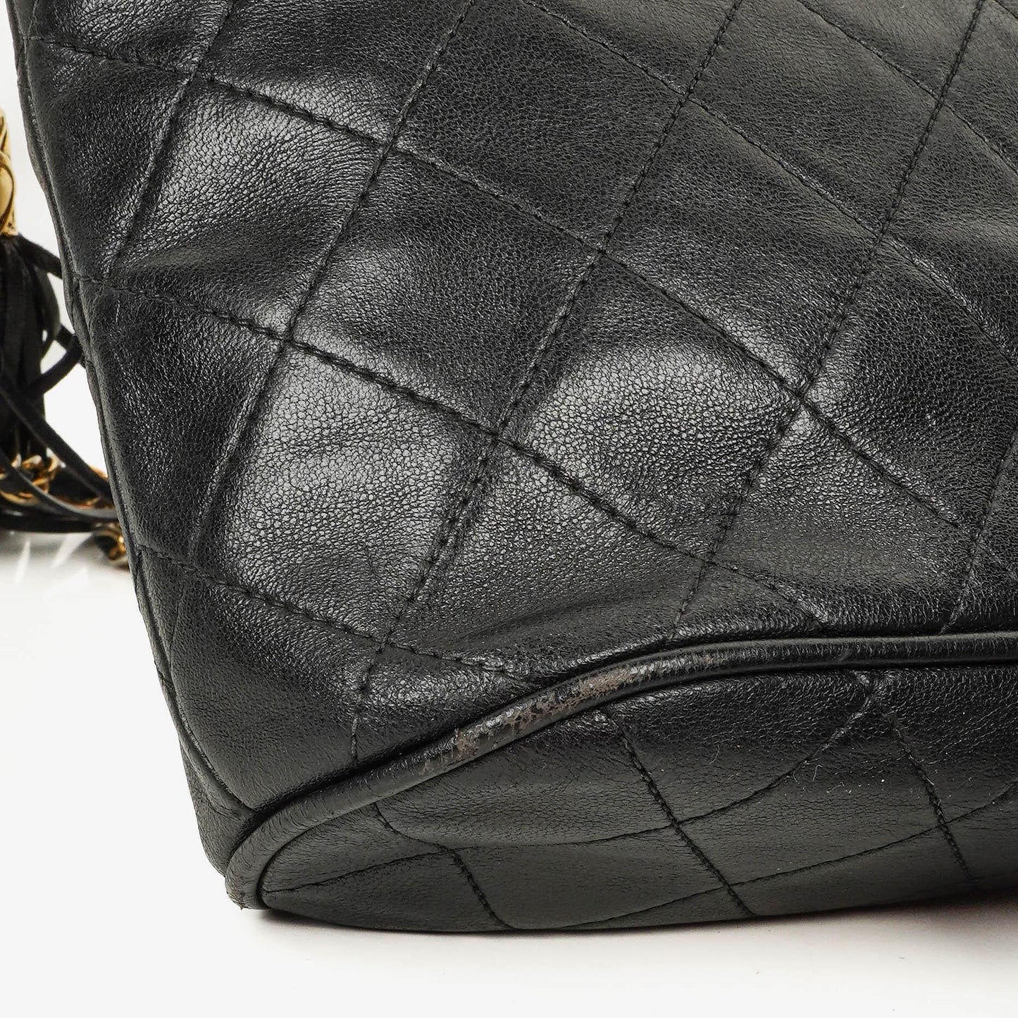 Chanel CC Schultertasche aus gestepptem schwarzem Leder mit Quaste