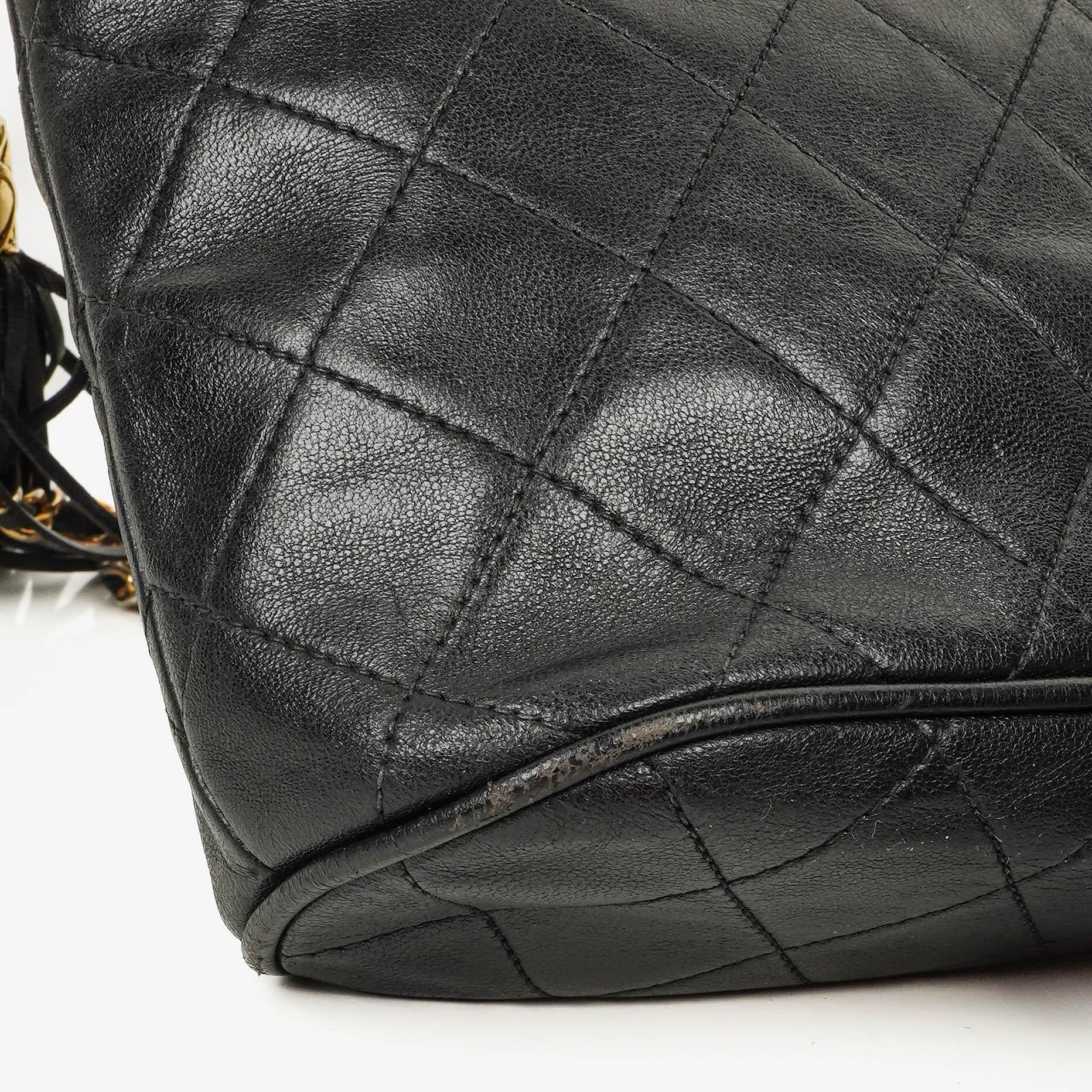 Chanel CC Schultertasche aus gestepptem schwarzem Leder mit Quaste