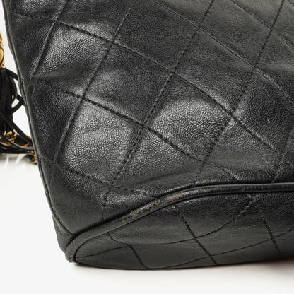 Chanel CC Schultertasche aus gestepptem schwarzem Leder mit Quaste