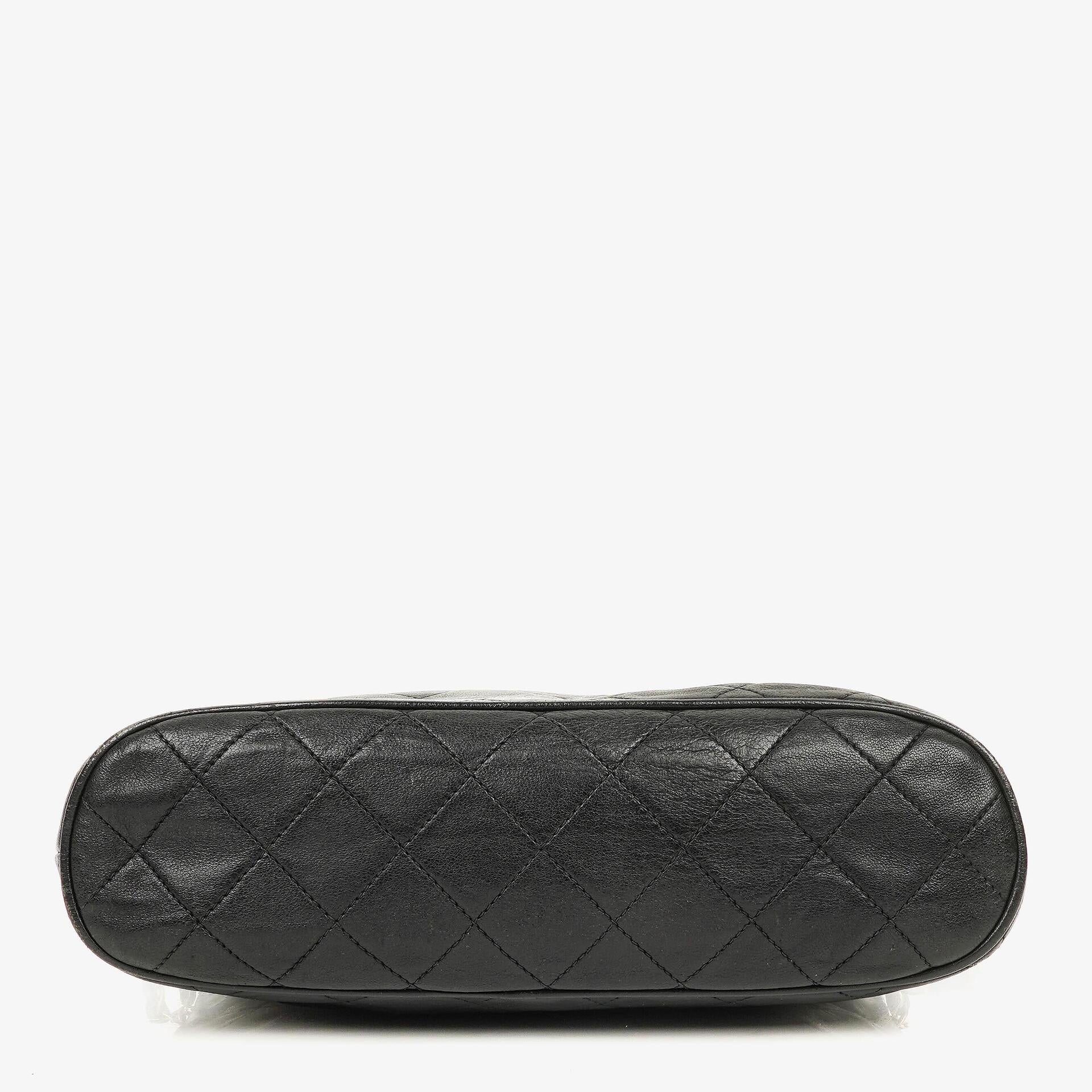 Chanel CC Schultertasche aus gestepptem schwarzem Leder mit Quaste