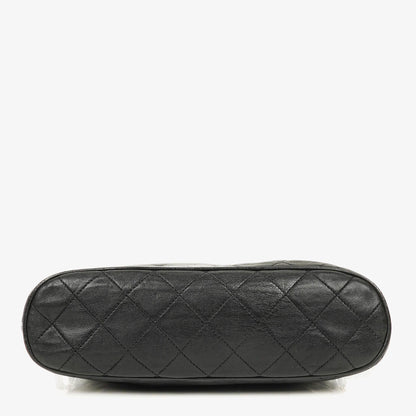 Chanel CC Schultertasche aus gestepptem schwarzem Leder mit Quaste