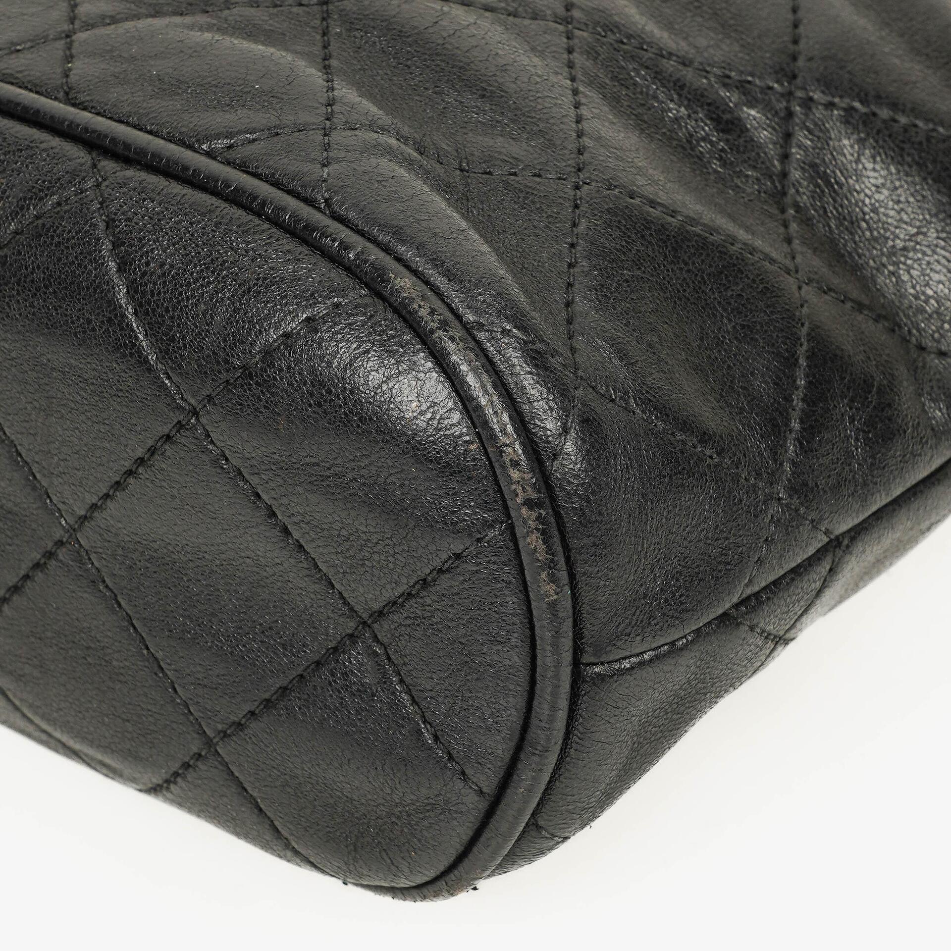 Chanel CC Schultertasche aus gestepptem schwarzem Leder mit Quaste