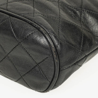 Chanel CC Schultertasche aus gestepptem schwarzem Leder mit Quaste