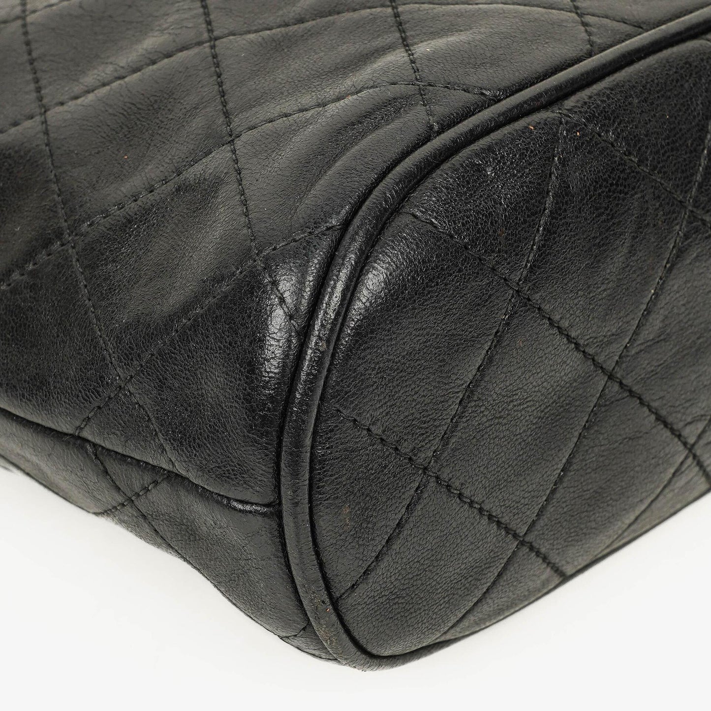 Chanel CC Schultertasche aus gestepptem schwarzem Leder mit Quaste