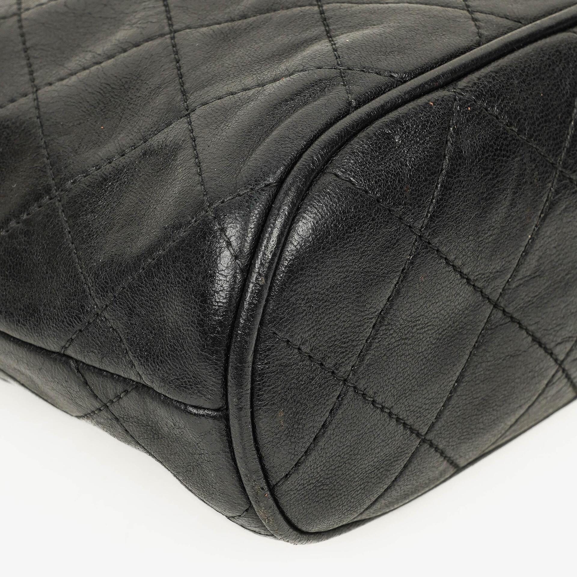 Chanel CC Schultertasche aus gestepptem schwarzem Leder mit Quaste