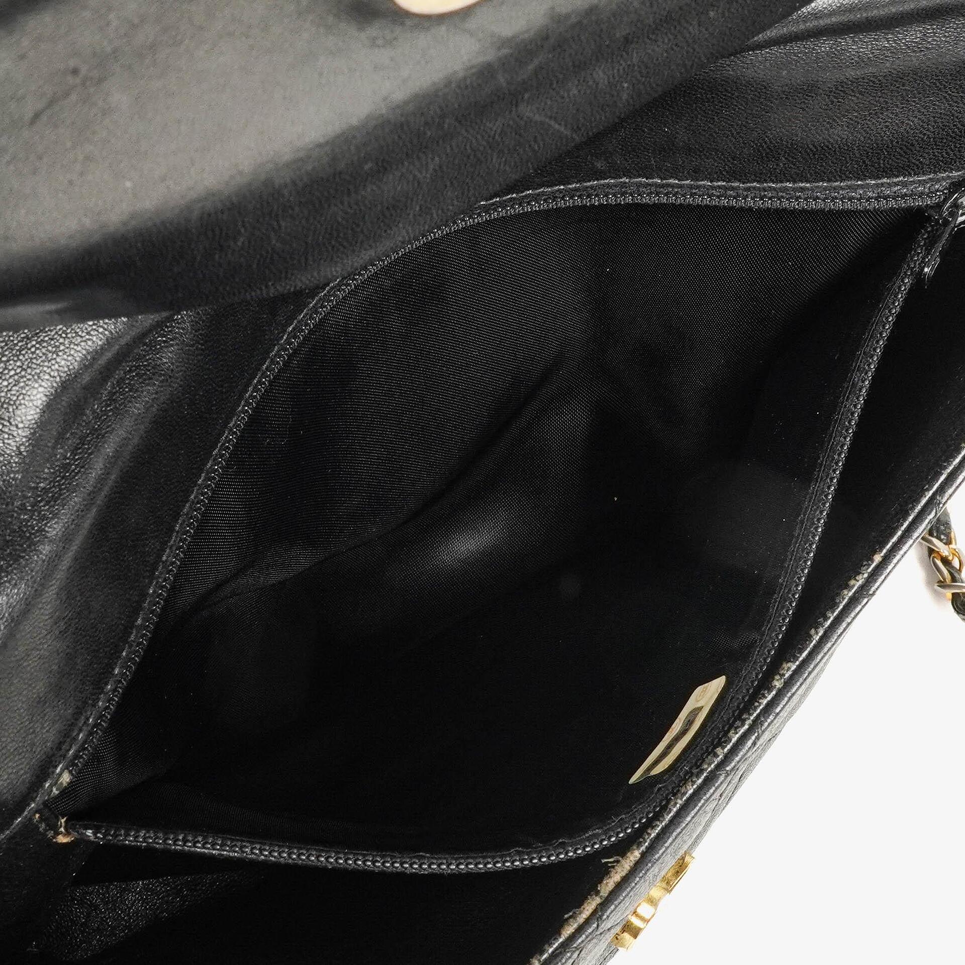 Chanel CC Schultertasche aus gestepptem schwarzem Leder mit Quaste
