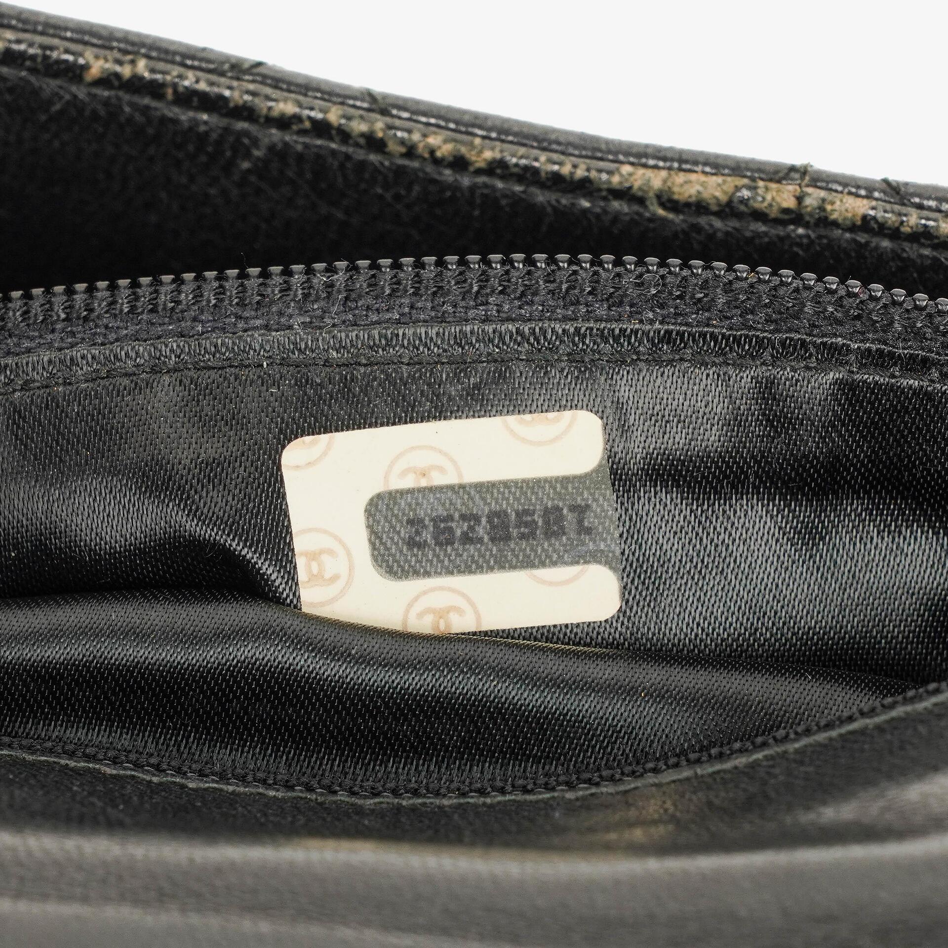 Chanel CC Schultertasche aus gestepptem schwarzem Leder mit Quaste