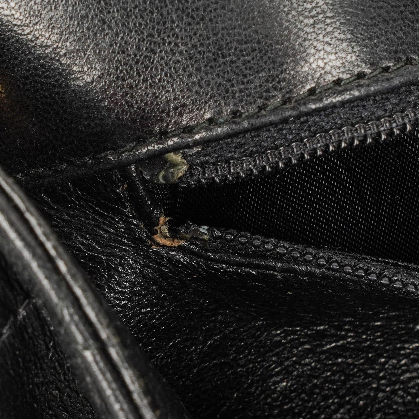 Chanel CC Schultertasche aus gestepptem schwarzem Leder mit Quaste