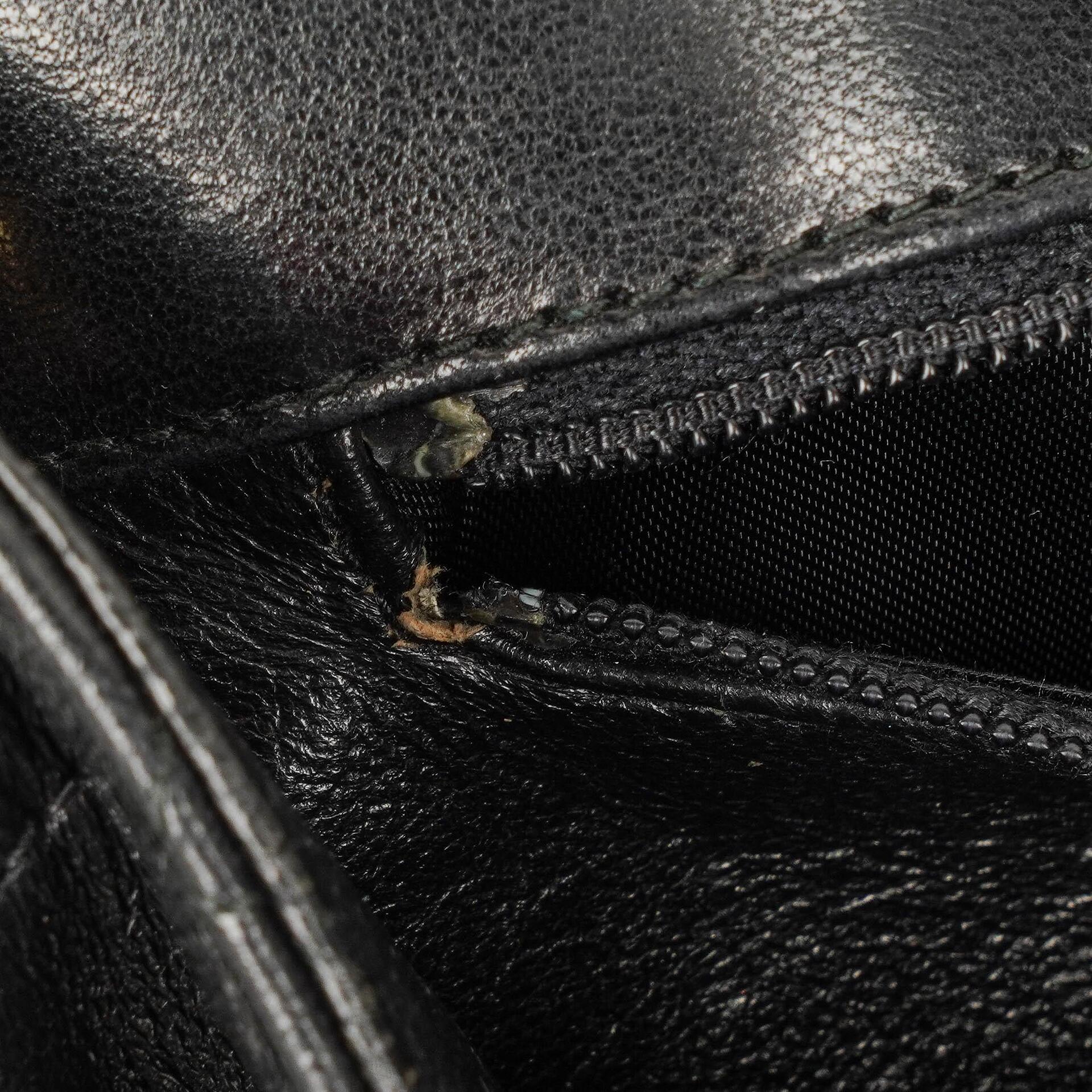 Chanel CC Schultertasche aus gestepptem schwarzem Leder mit Quaste