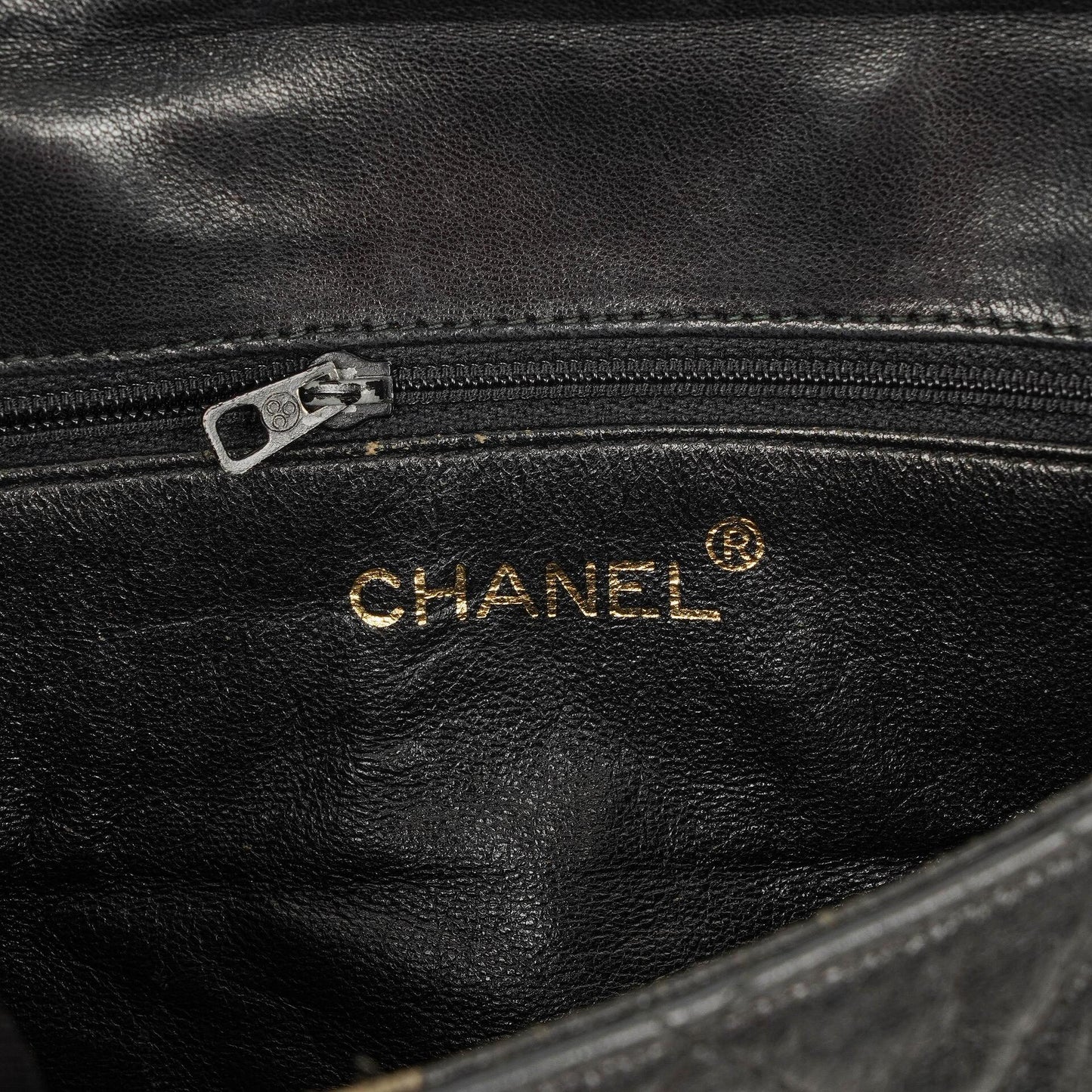 Chanel CC Schultertasche aus gestepptem schwarzem Leder mit Quaste