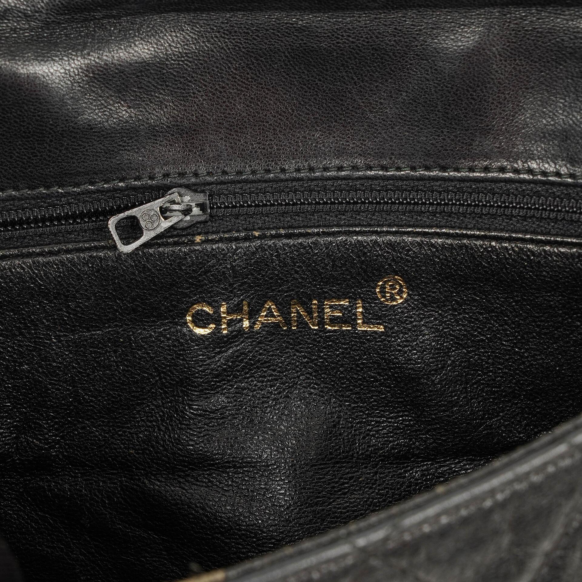 Chanel CC Schultertasche aus gestepptem schwarzem Leder mit Quaste