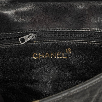 Chanel CC Schultertasche aus gestepptem schwarzem Leder mit Quaste