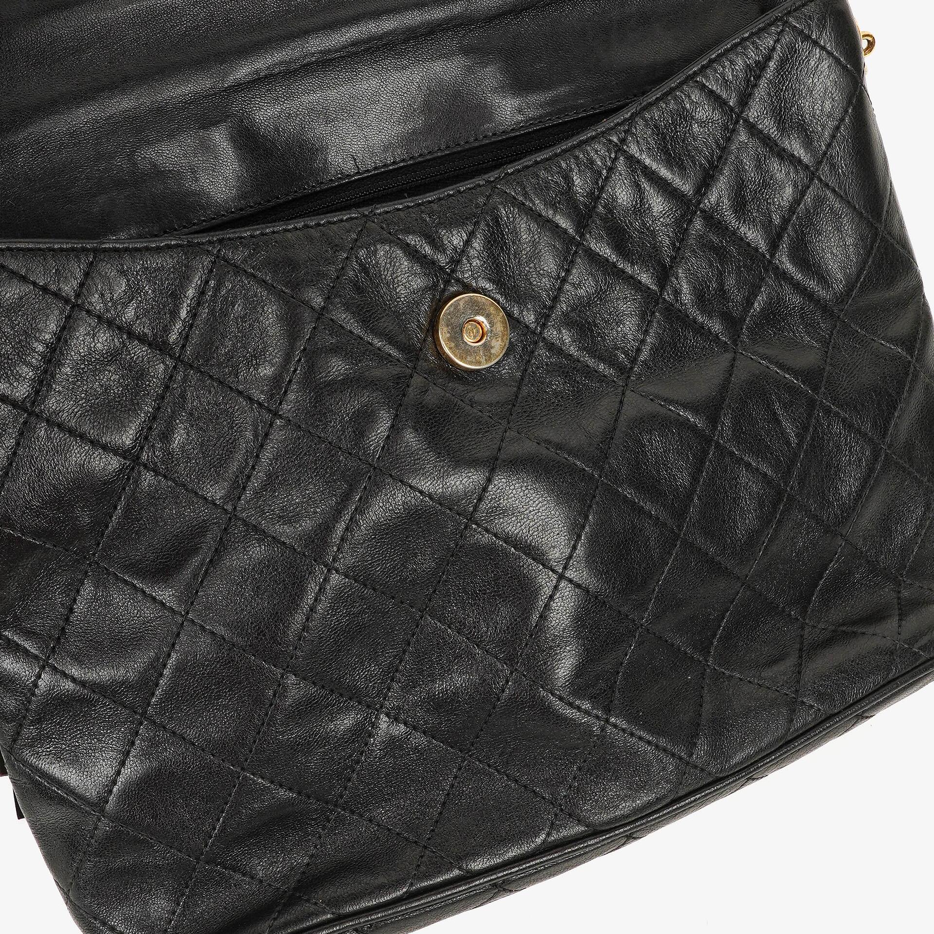 Chanel CC Schultertasche aus gestepptem schwarzem Leder mit Quaste