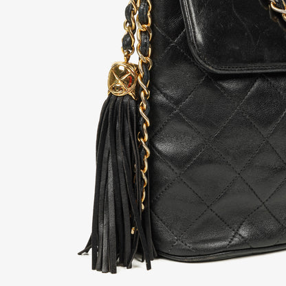 Chanel CC Schultertasche aus gestepptem schwarzem Leder mit Quaste