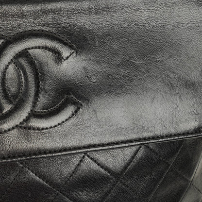 Chanel CC Schultertasche aus gestepptem schwarzem Leder mit Quaste