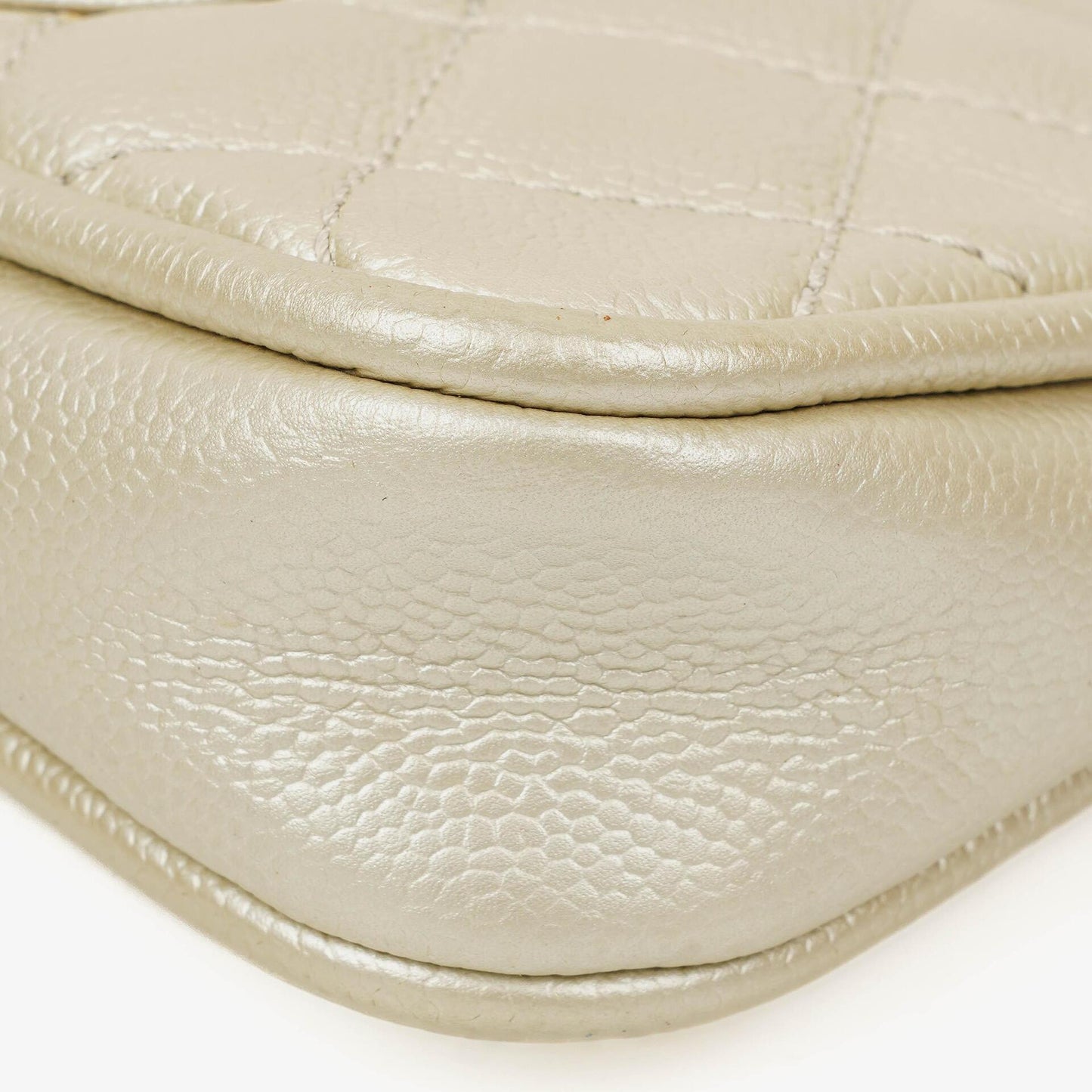 Chanel CC Timeless Schultertasche aus metallischem gestepptem Kaviarleder