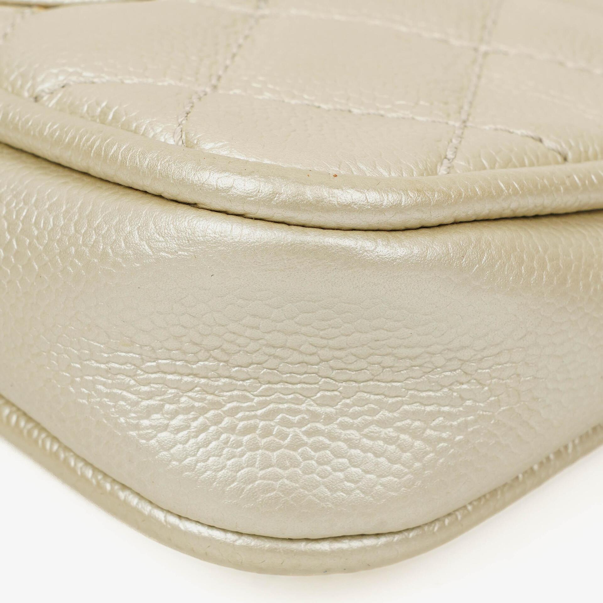 Chanel CC Timeless Schultertasche aus metallischem gestepptem Kaviarleder