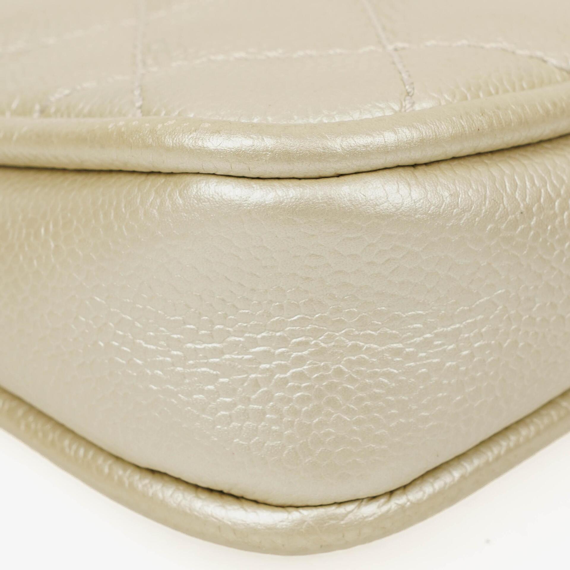 Chanel CC Timeless Schultertasche aus metallischem gestepptem Kaviarleder