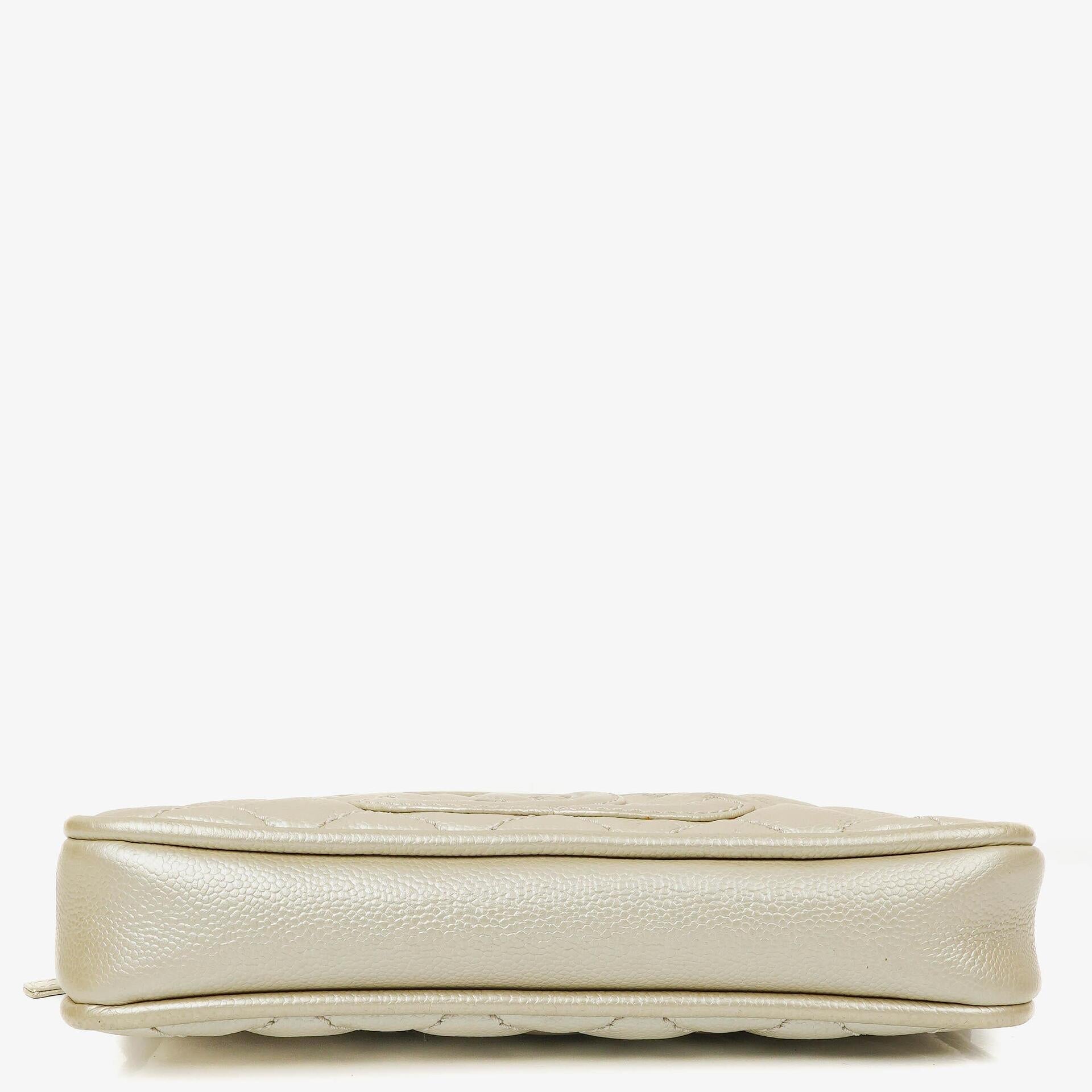 Chanel CC Timeless Schultertasche aus metallischem gestepptem Kaviarleder