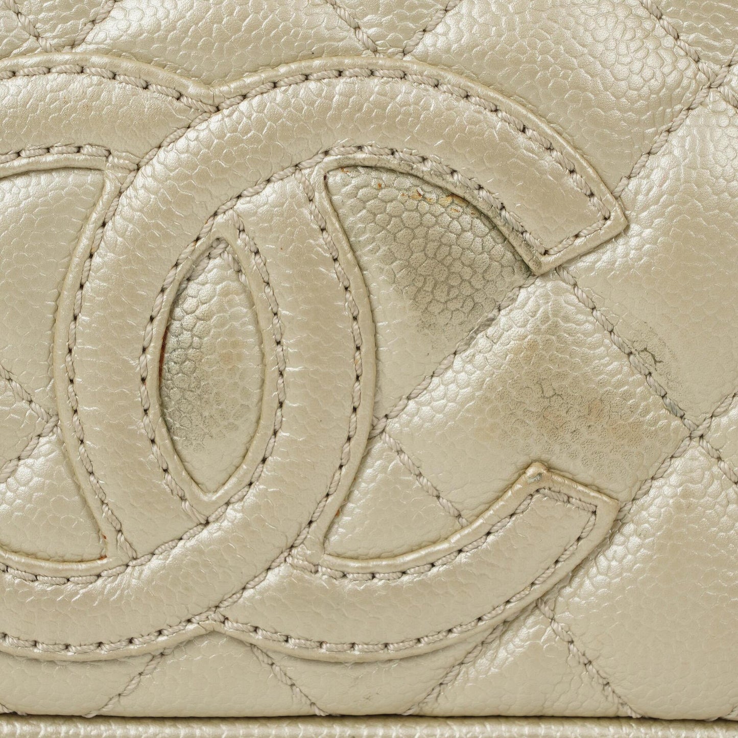Chanel CC Timeless Schultertasche aus metallischem gestepptem Kaviarleder