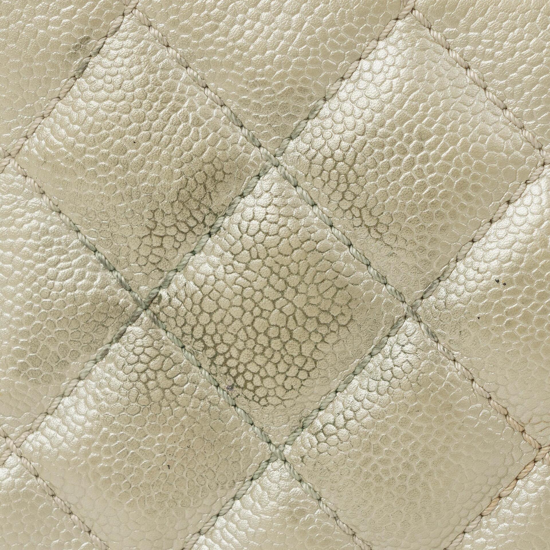 Chanel CC Timeless Schultertasche aus metallischem gestepptem Kaviarleder