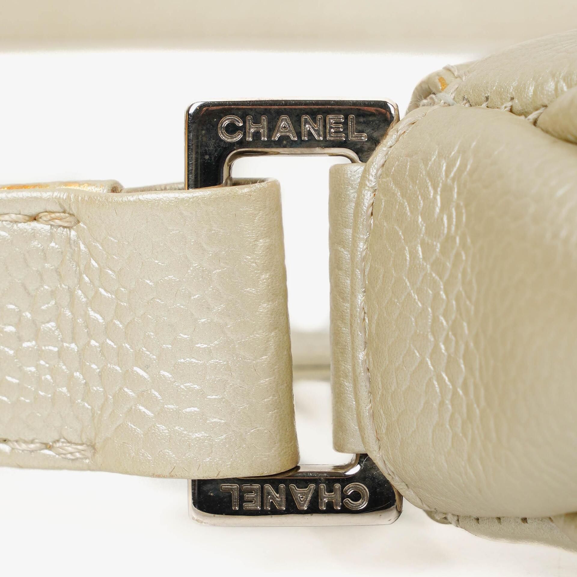 Chanel CC Timeless Schultertasche aus metallischem gestepptem Kaviarleder