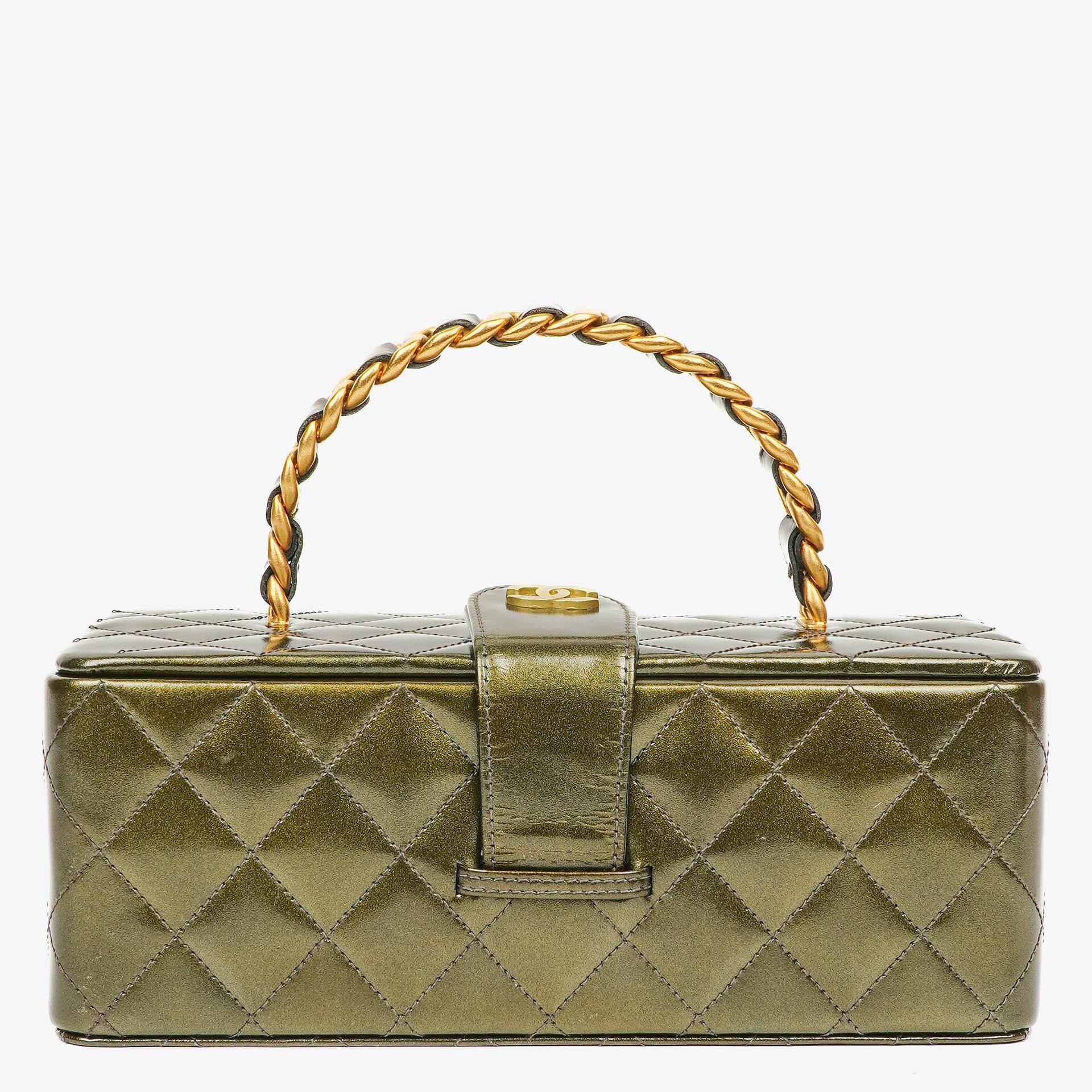 Chanel CC Vanity Case aus olivgrünem schillerndem gestepptem Lackleder
